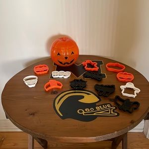 For Sale~NWOT~Pumpkin Full Of 12 Different Halloween Cookie Cutters